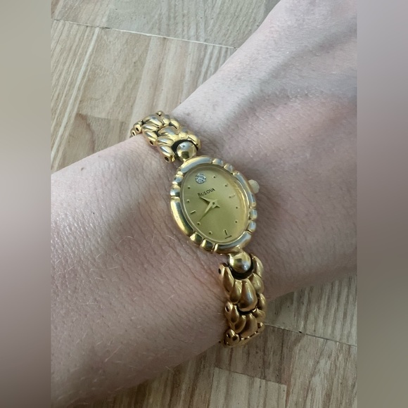 Bulova ladies oval gold tone dress watch NEW BATTERY - Picture 3 of 13